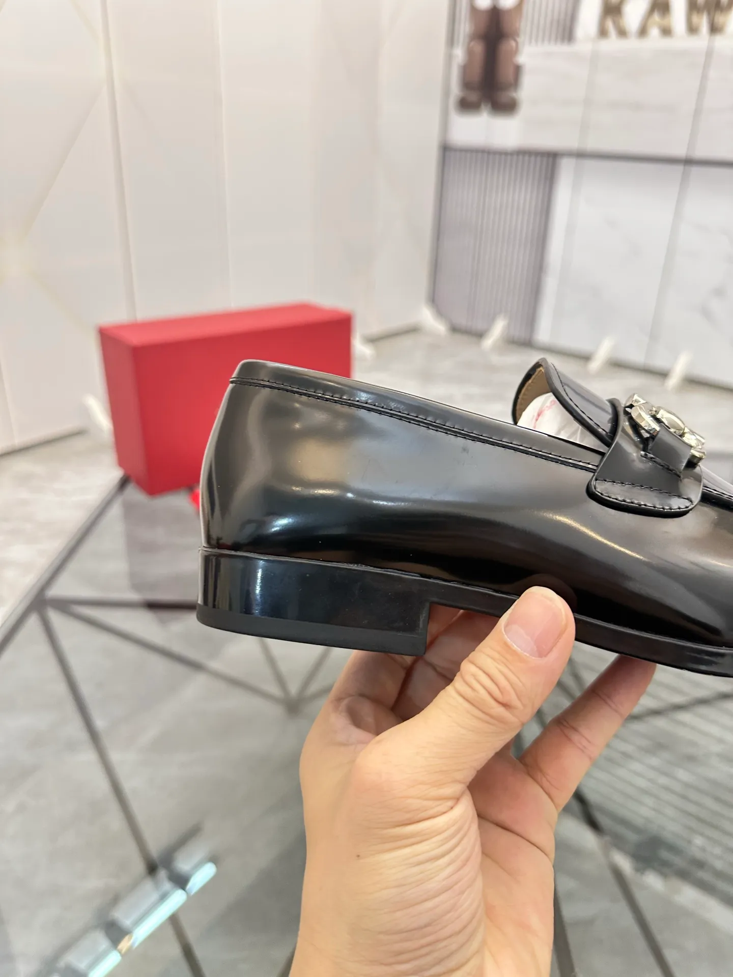 Men's shoes: 💰P640¥ High-end quality Product trademark: Ferragamo* "Ferragamo*" leather shoes Regular size: 38-44 (can be customized to 45.46.) Product materials: imported first-layer cowhide leather upper, cowhide lining, original outsole. Number: 688
